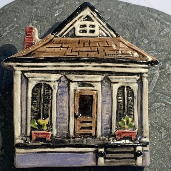HH | Handcrafted ceramic pin NOLa shotgun house - Picture 1 of 5